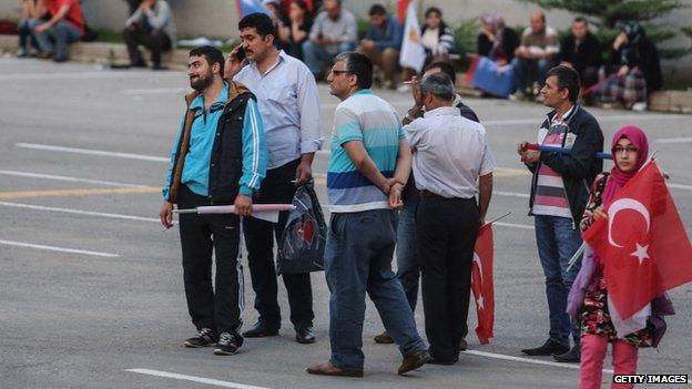 Supporters watch voting results outside the ruling AK Party headquarters in Ankara (07 June 2015)