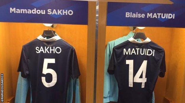 Mamadou Sakho behind-the-scenes in France changing room