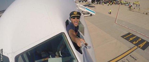 Rafinha cockpit selfie