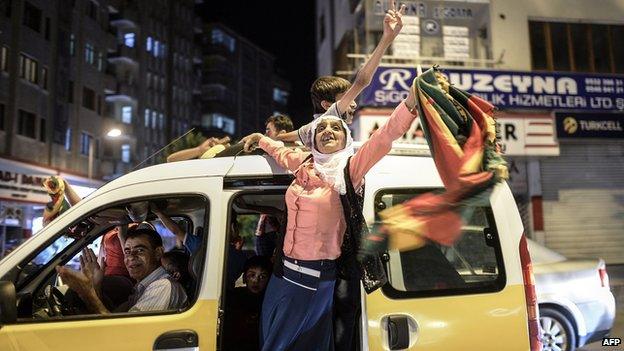 Supporters of pro-Kurdish HDP celebrate in the streets of Diyarbakir following the results (7 June 2015)