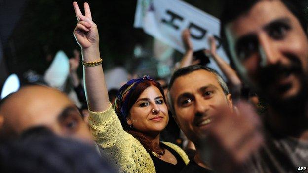 Supporters of the pro-Kurdish HDP celebrate in Istanbul (June 7, 2015)