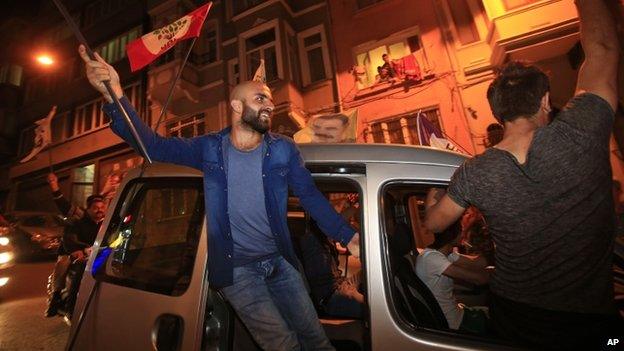 HDP supporters celebrate in Istanbul (7 June)