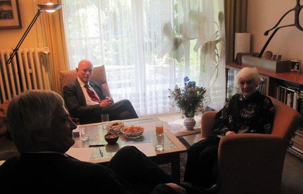 Ingeborg Rapoport (R) with Dr Michael Frotscher (background) and Prof Uwe Koch-Gromus (foreground)