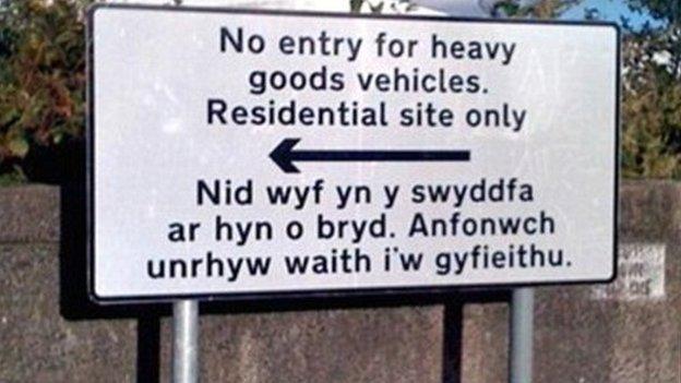 Nodyn i gyfieithwyr: Peidiwch rhoi neges awtomatig ar eich e-bost pan ewch ar wyliau