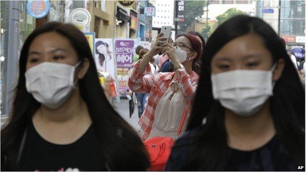 Women wearing masks in Seoul, South Korea (8 June 2015)