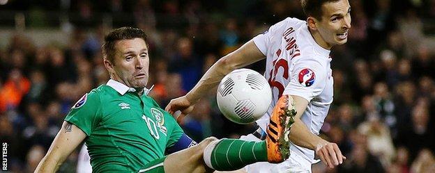 Ireland"s Robbie Keane and Poland"s Pawel Olkowski