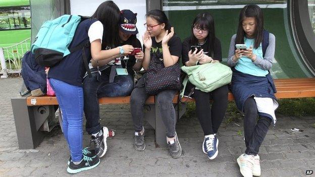 South Korean children with phones