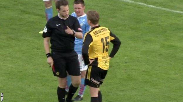 Simen Juklerod is sent off