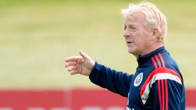 Gordon Strachan takes Scotland training