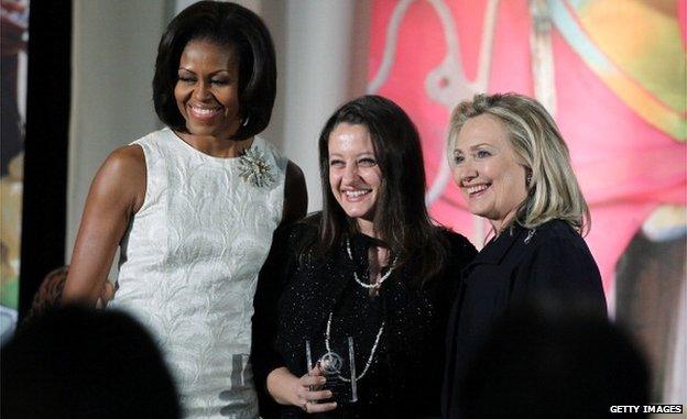 Safak Pavey (centre), a parliament member of Turkey, is presented with an International Women of Courage Award by US Secretary of State Hillary Clinton (right) and first lady Michelle Obama (left) during a ceremony at the State Department 8 March 2012 in Washington