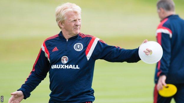 Gordon Strachan takes Scotland training