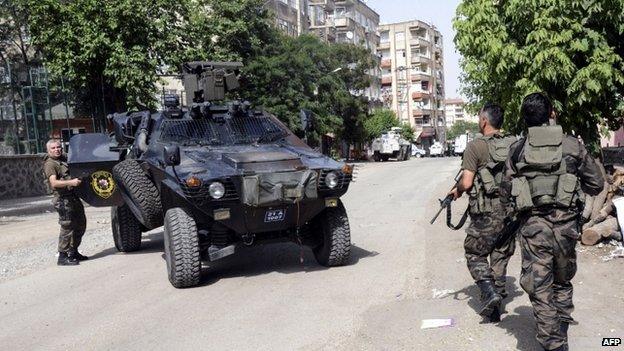 Turkish special forces position themselves during clashes in centre of Diyarbakir. 9 June 2015