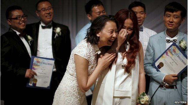 Xu Na (centre L) hugs her new wife Xue Mengyao (centre R) after their wedding West Hollywood (9 June 2015)