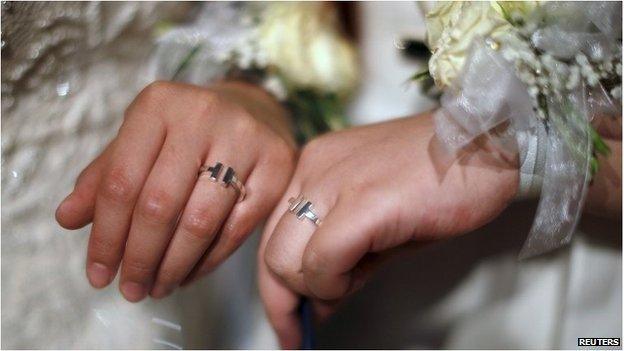 Xu Na (L) and Xue Mengyao display their wedding rings in West Hollywood, LA (9 June 2015)