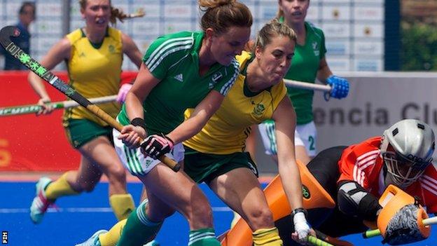 Nikki Evans scored a hat-trick in Ireland's 4-1 win against South Africa