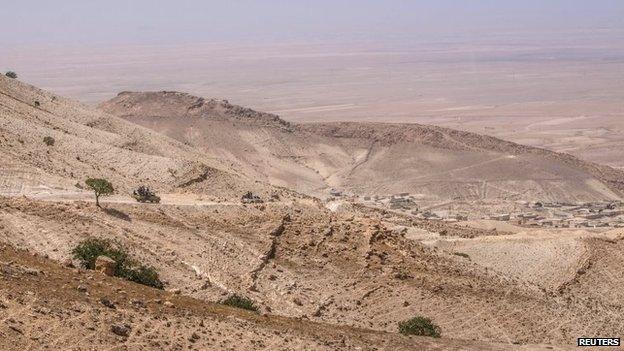 Kurdish YPG fighters drive up Abdul Aziz mountain in north-eastern Syria (21 May 2015)