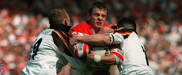 Steve Prescott of St Helens tackled by Jon Hamer and Robbie Paul