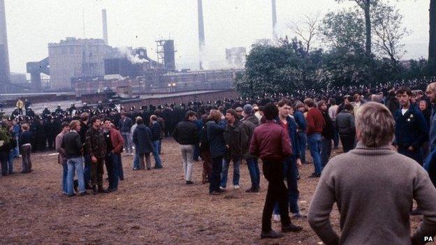 Striking miners and police at Orgreave