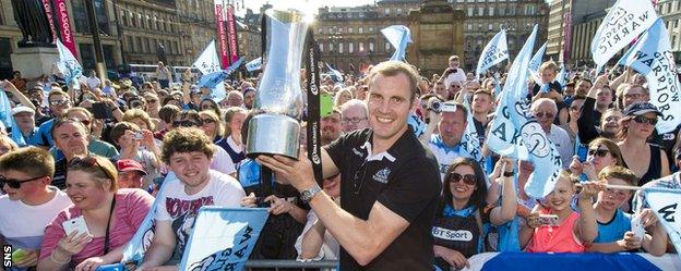 Al Kellock shows the Pro12 trophy to Glasgow fans