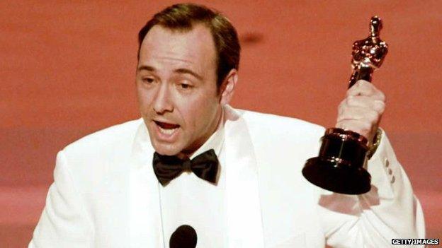 Kevin Spacey holding his Oscar for The Usual Suspects