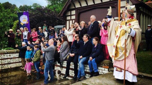 Crowds gathered at Clivedon to greet the Gloriana