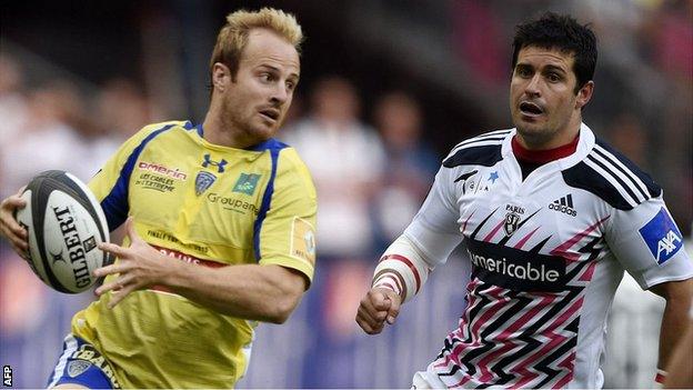 Clermont's Nick Abendanon eludes Stade Francais' Morne Steyn