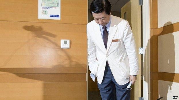 Song Jae-Hoon apologises for failings at the Samsung Medical Center. 14 June 2015