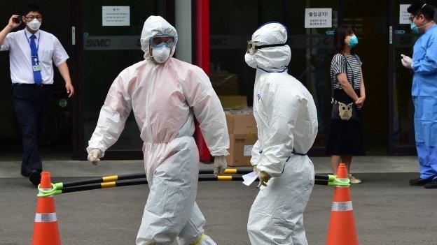 Medical workers at the Samsung Medical Center in Seoul. 11 June 2015