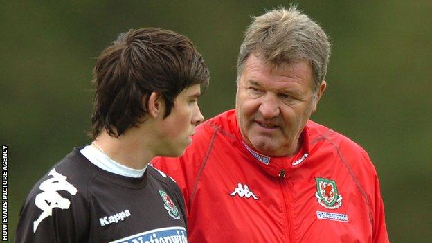 John Toshack (right) with Gareth Bale (left)