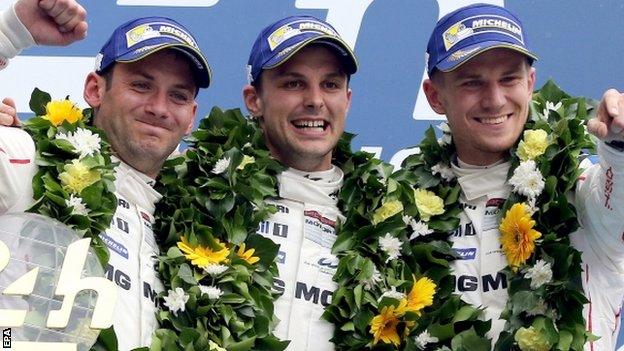 Niko Hulkenberg (r), Nick Tandy (l) and Earl Bamber