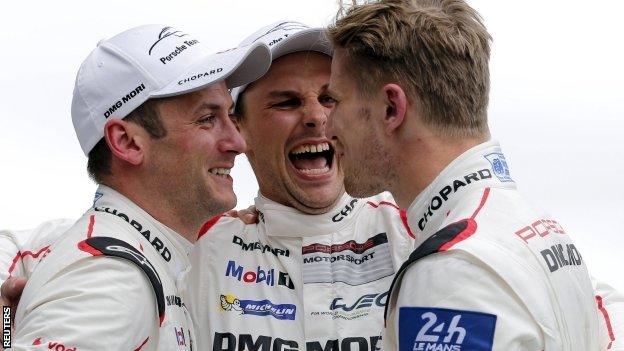 Niko Hulkenberg (r), Nick Tandy (l) and Earl Bamber