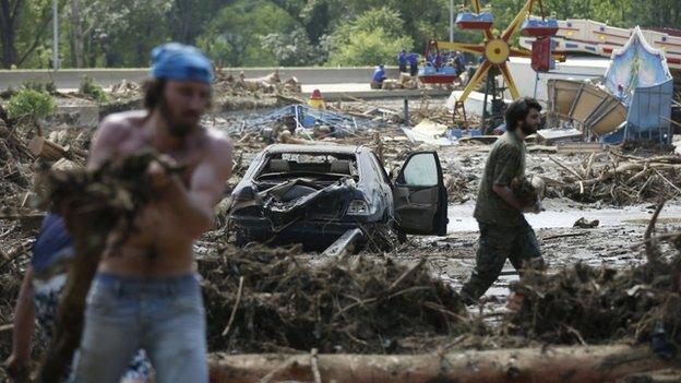 Volunteers clean debris at the zoo in Tbilisi, Georgia, on 15 June 2015.