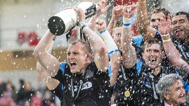 Glasgow Warriors' Al Kellock lifts the Pro12 trophy