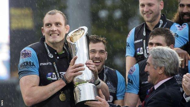 Glasgow Warriors' Al Kellock lifts the Pro12 trophy