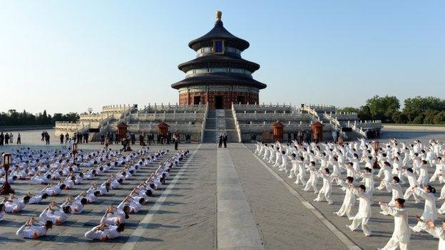 Indian Prime Minister Narendra Modi (centre) and Chinese Premier Li Keqiang (centre) attends the Taiji and Yoga event at Temple of Heaven park on May 15, 2015 in Beijing, China