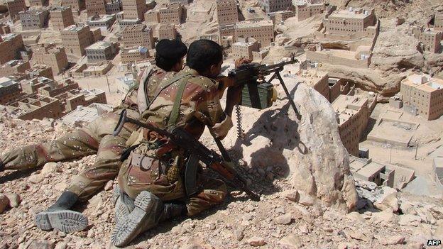 Yemeni army troops take position in the hills overlooking the southern town of Huta, in Shabwa governorate (27 September 2010)