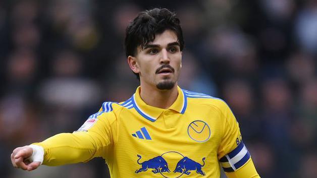 Leeds United's Pascal Struijk in action pointing to instruct a team-mate