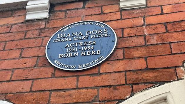 A blue plaque which reads 'Diana Dors, Diana mary Fluck, actress, 1931-1984, born here' 