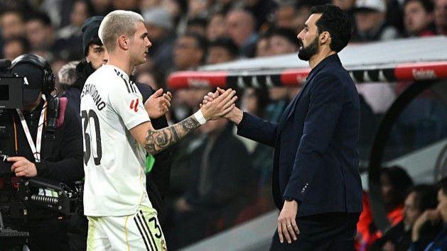 Alvaro Arbeloa shakes hands with Franco Mastantuono as he leaves the pitch during a Real Madrid game