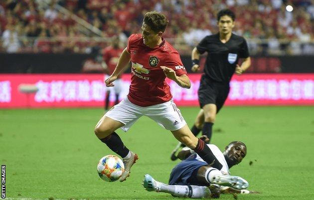 Daniel James skips past Moussa Sissoko