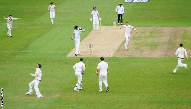 Peter Siddle removes Kevin Pietersen