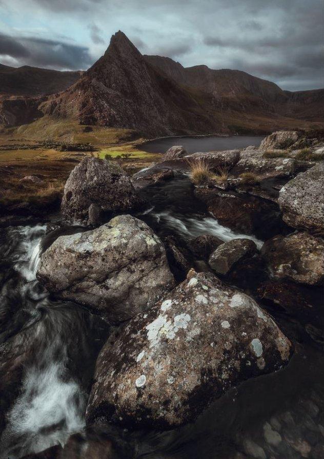 Mynydd Tryfan ar ei orau yn lliwiau'r hydref