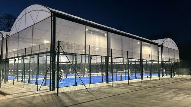 Cyrtiau tenis tu allan yn y tywyllwch gyda'r goleuadau newydd