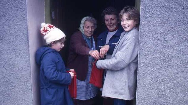 Plant Llanon, Ceredigion yn hel calennig yn 1985