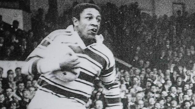 Clive Sullivan yn chwarae rygbi