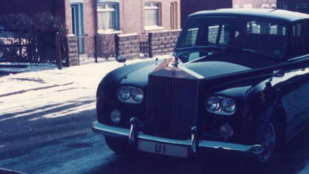 An old Rolls Royce with the number plate UI