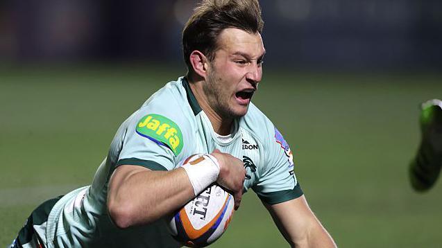 Joacquin Moro diving to score a try