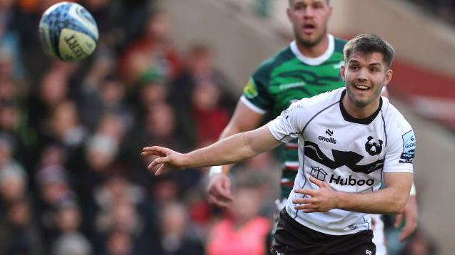 Harry Randall of Bristol Bears passes the ball during the Gallagher Premiership Rugby match between Leicester Tigers and Bristol Bears at Mattioli Woods Welford Road Stadium on December 21, 2024 in Leicester, England.