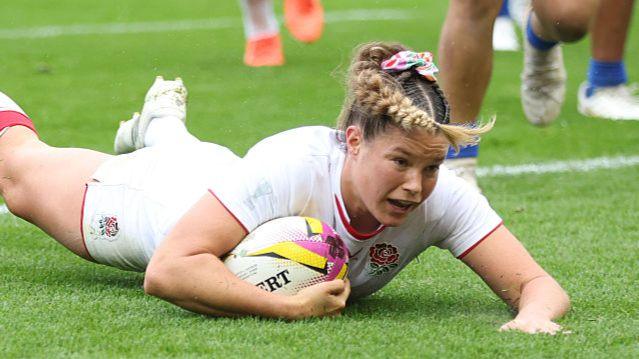 Jess Breach scoring a try