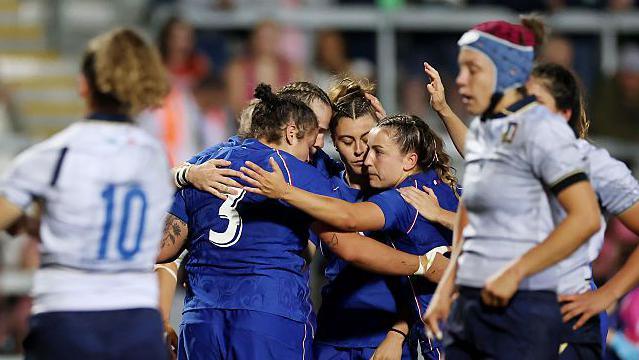 France huddle to celebrate a try against Italy
